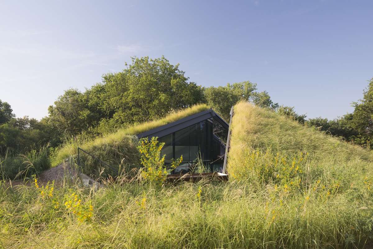 Edgeland House by Bercy Chen Studio