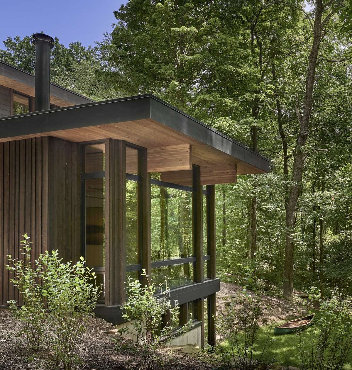 Lawless Weekend Retreat by Searl Lamaster Howe Architects