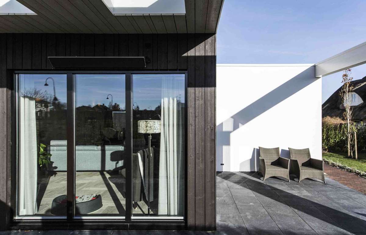 Out of the Box Villa by Arjen Reas Architecten