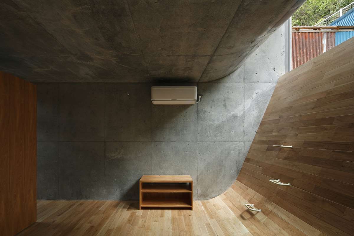 House in Byobugaura by Takeshi Hosaka Architects