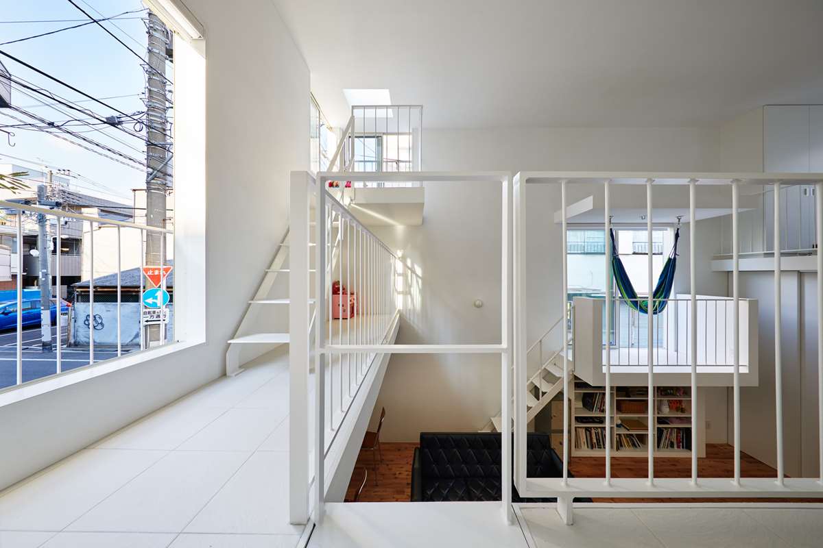 Balcony House in Tokyo by Takeshi Hosaka Architects