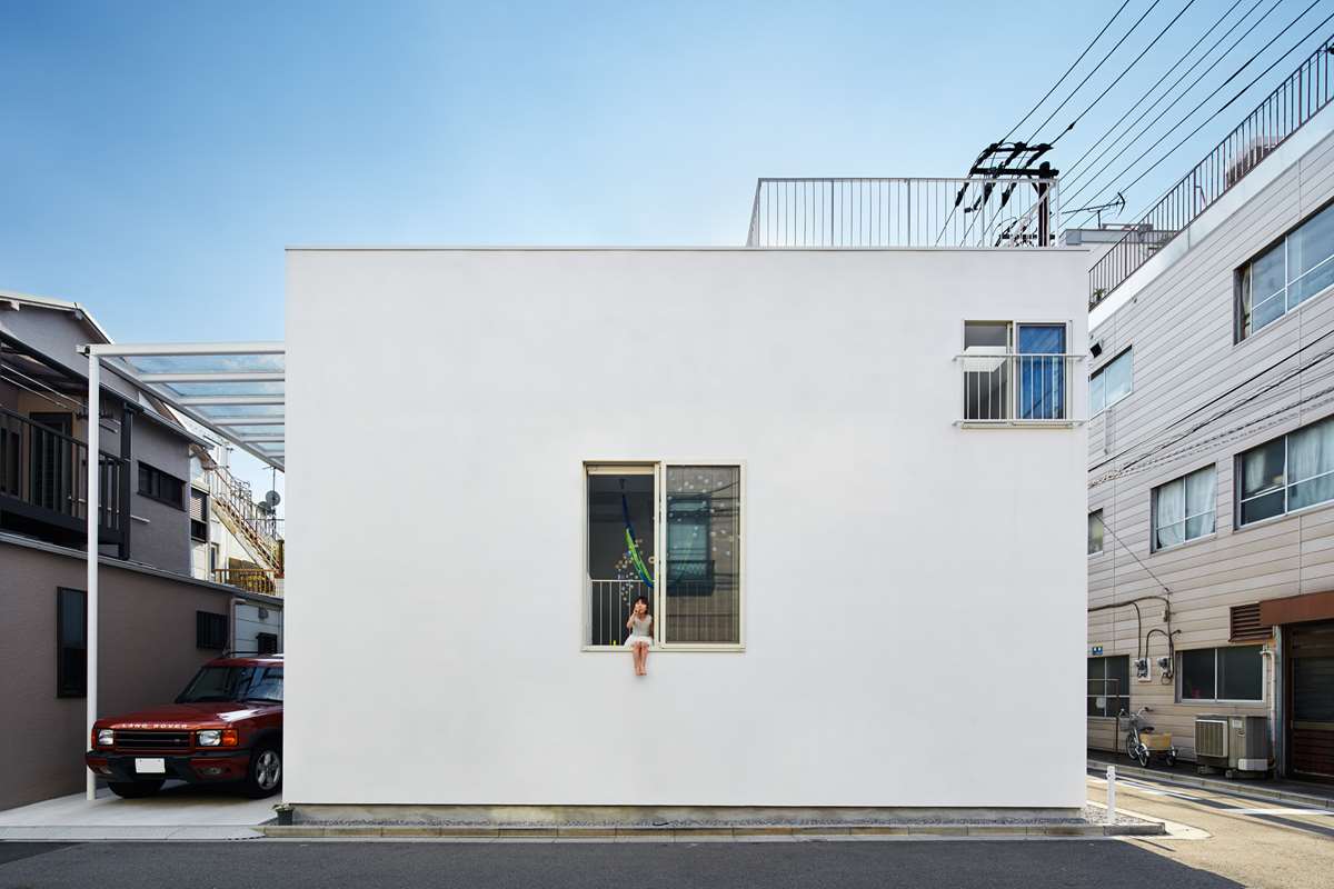 Balcony House in Tokyo by Takeshi Hosaka Architects