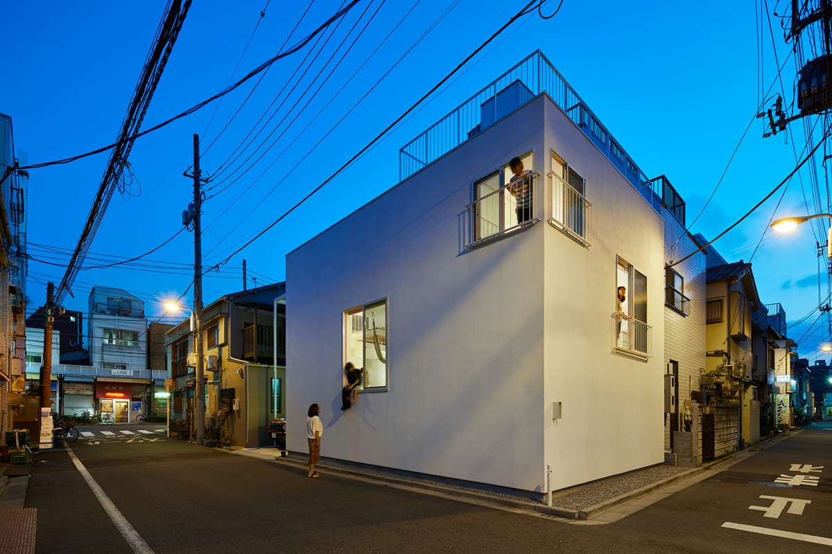 Balcony House in Tokyo by Takeshi Hosaka Architects