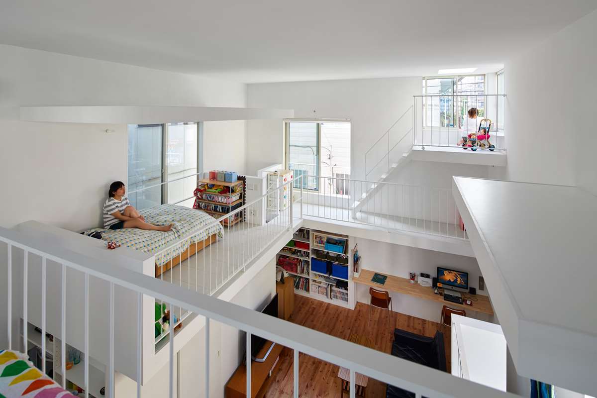 Balcony House in Tokyo by Takeshi Hosaka Architects