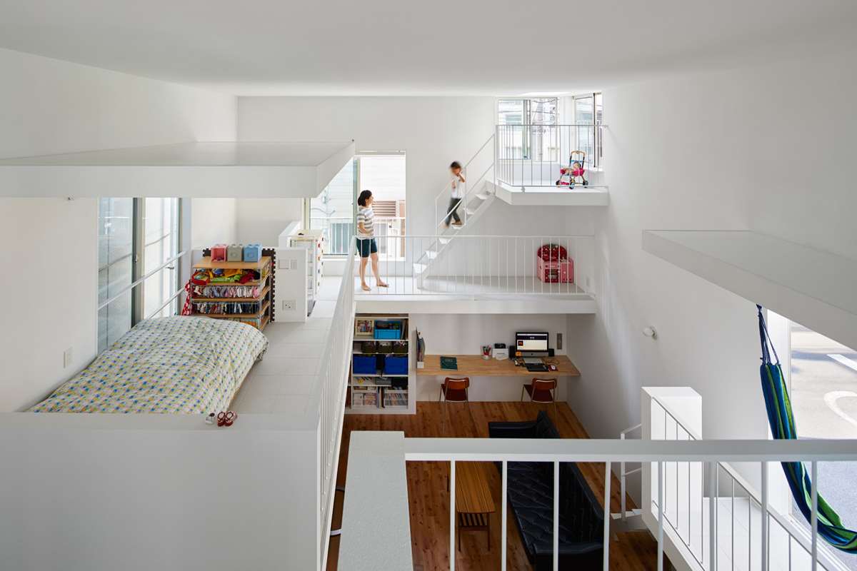 Balcony House in Tokyo by Takeshi Hosaka Architects