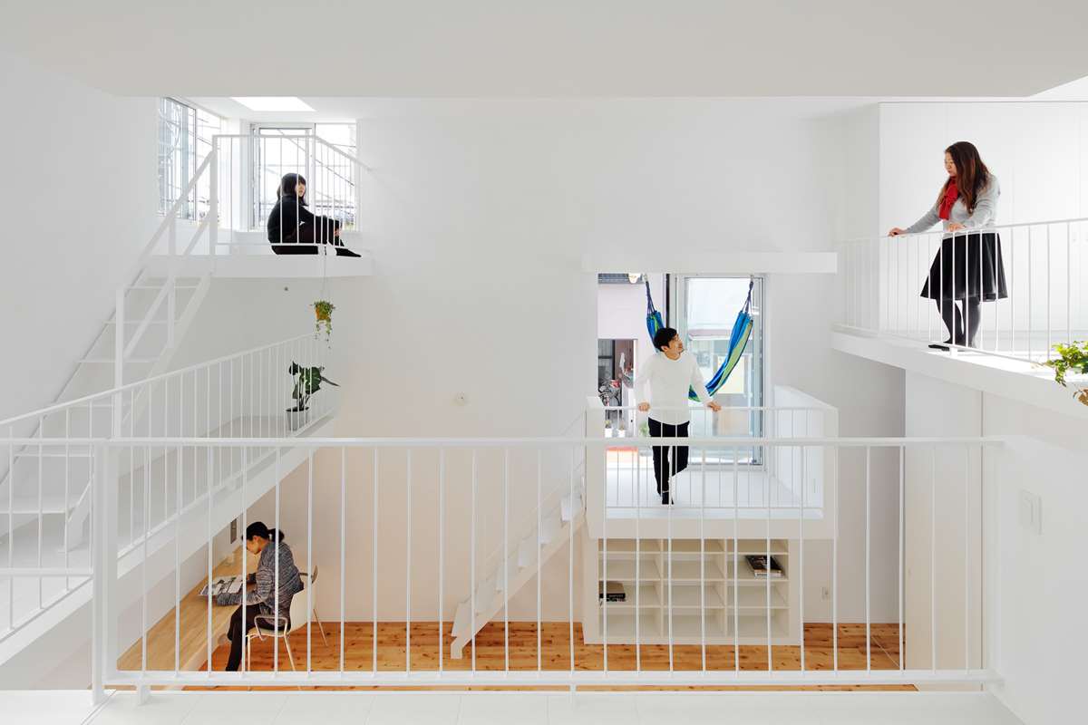 Balcony House in Tokyo by Takeshi Hosaka Architects