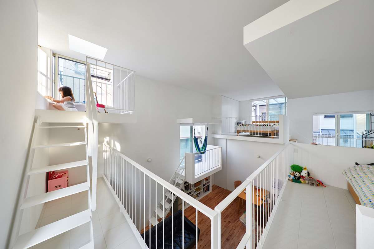 Balcony House in Tokyo by Takeshi Hosaka Architects