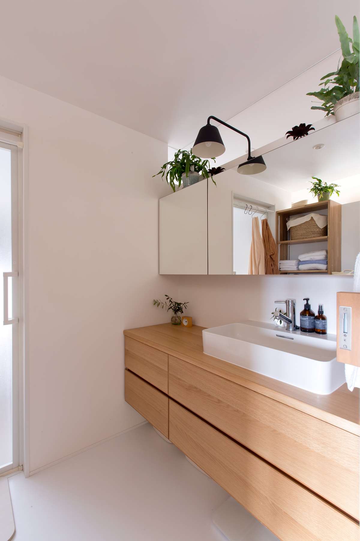 Nionohama Apartment Renovation by ALTS Design Office