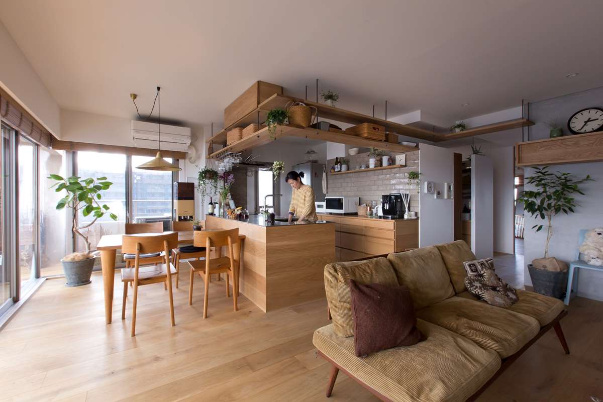 Nionohama Apartment Renovation by ALTS Design Office