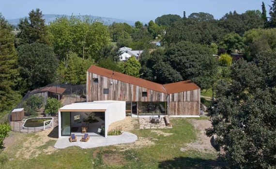 Old Barn Converted into an Art Studio by Mork Ulnes Architects