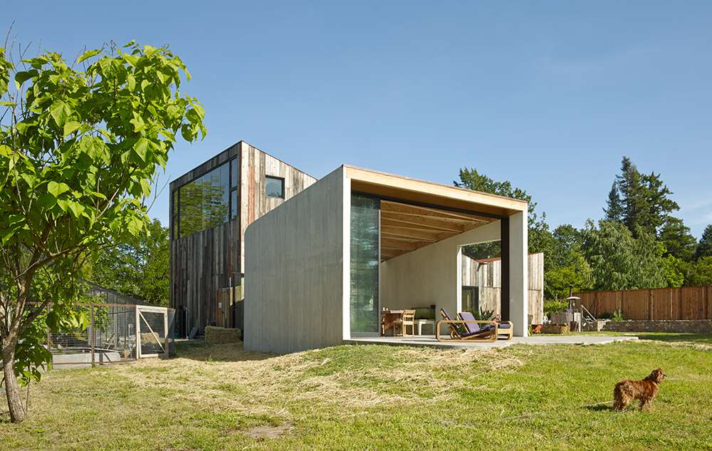 Old Barn Converted into an Art Studio by Mork Ulnes Architects