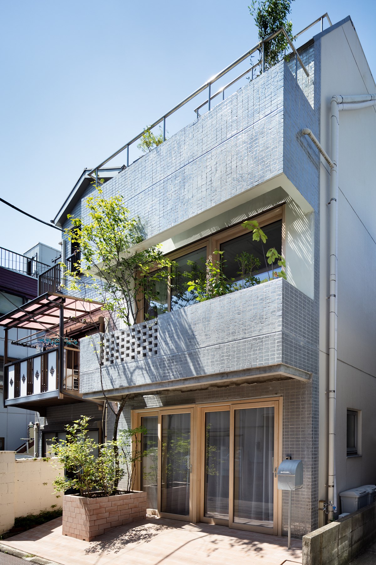 Old Reinforced Concrete Building  Converted into MAMM DESIGN Office and Residence