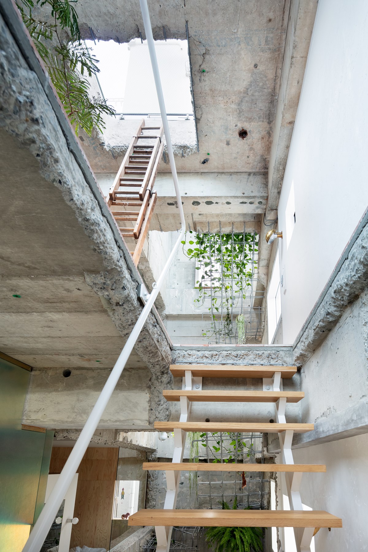 Old Reinforced Concrete Building  Converted into MAMM DESIGN Office and Residence