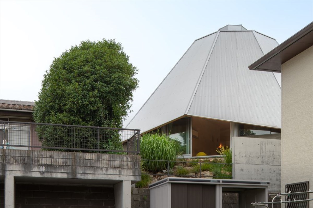 Spiderweb-Inspired Octagonal Home in Japan by UID Architects