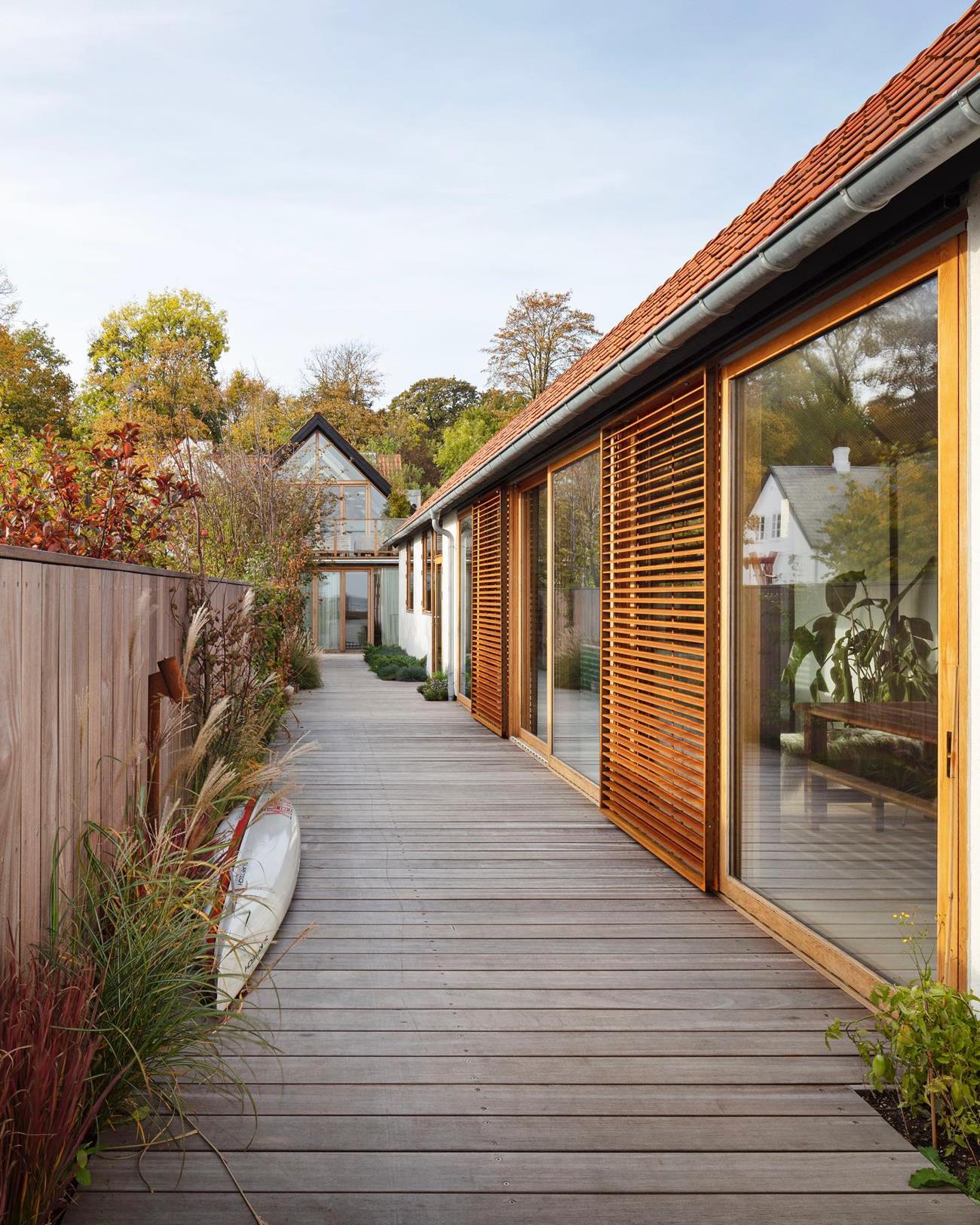 Longhouse by the Sea: A Unique Architectural Gem with Stunning Coastal Views