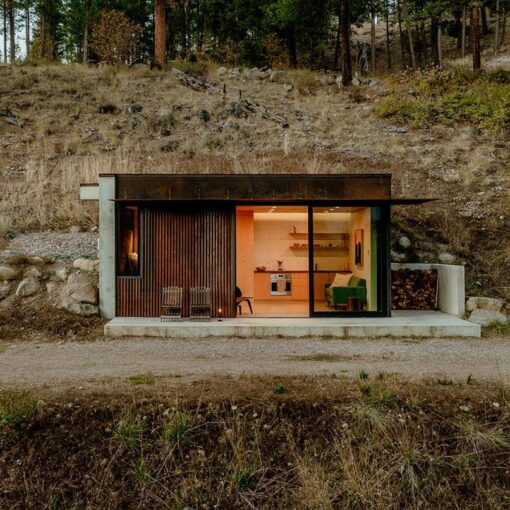 TinyLeaf Cabin: A Stunning Vacation House for an Outdoor Enthusiast