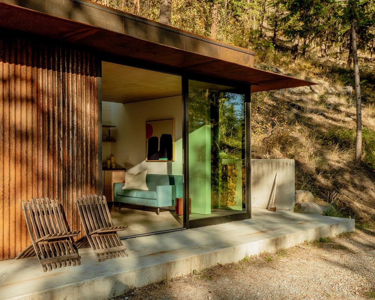 TinyLeaf Cabin: A Stunning Vacation House for an Outdoor Enthusiast