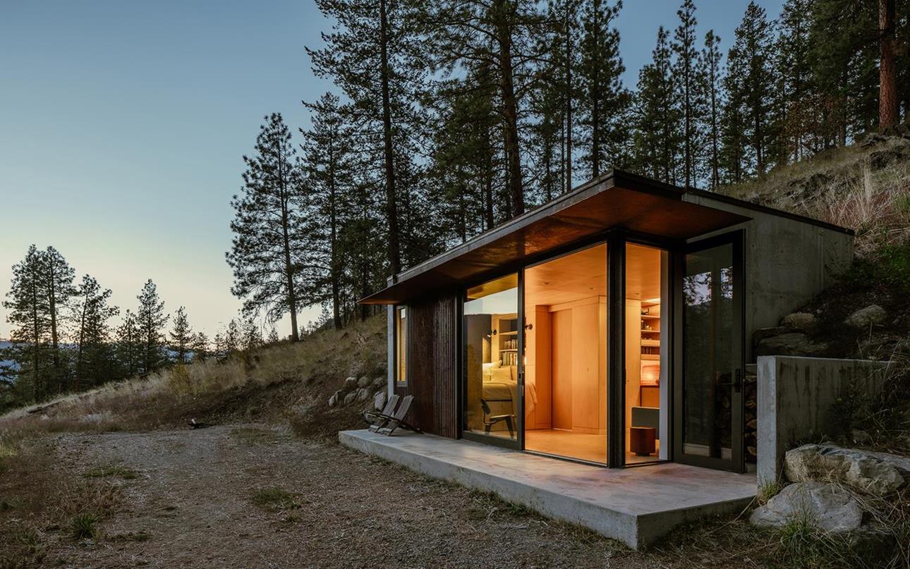 TinyLeaf Cabin: A Stunning Vacation House for an Outdoor Enthusiast