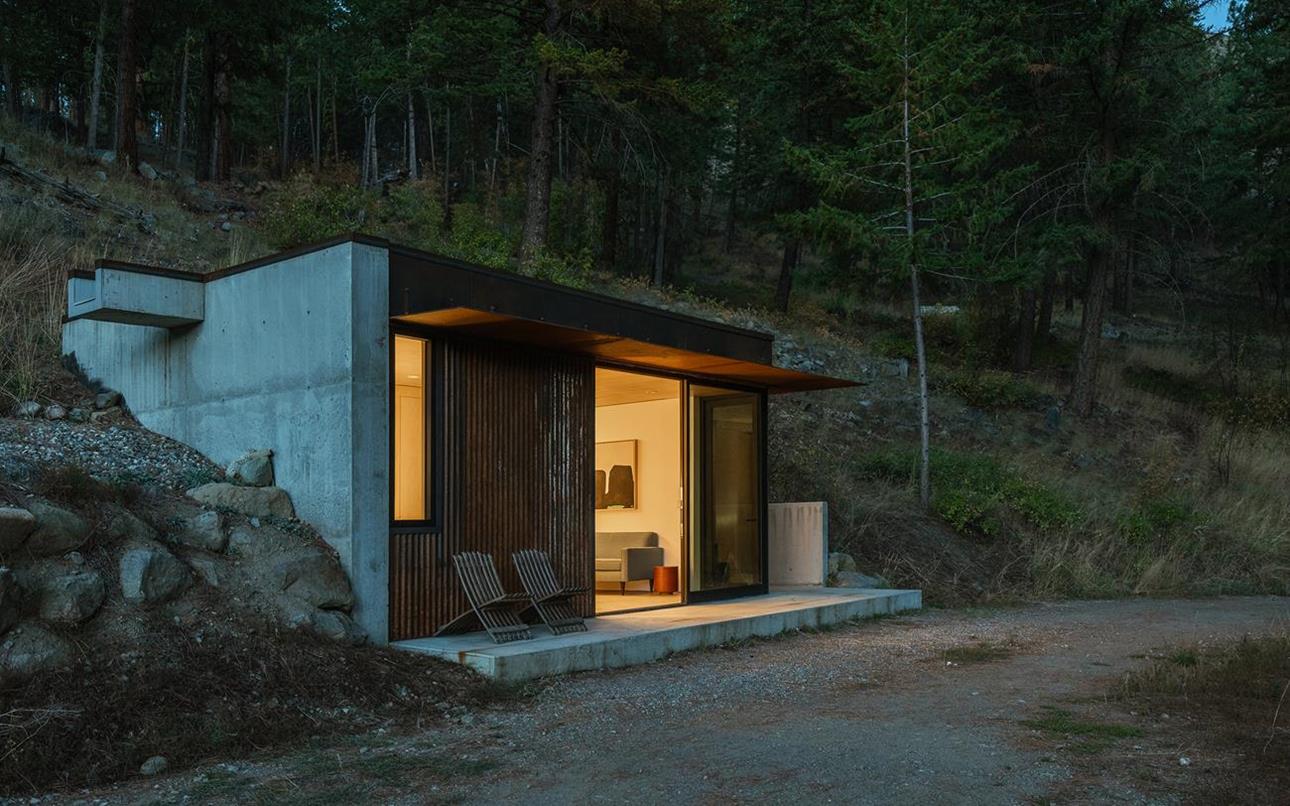 TinyLeaf Cabin: A Stunning Vacation House for an Outdoor Enthusiast