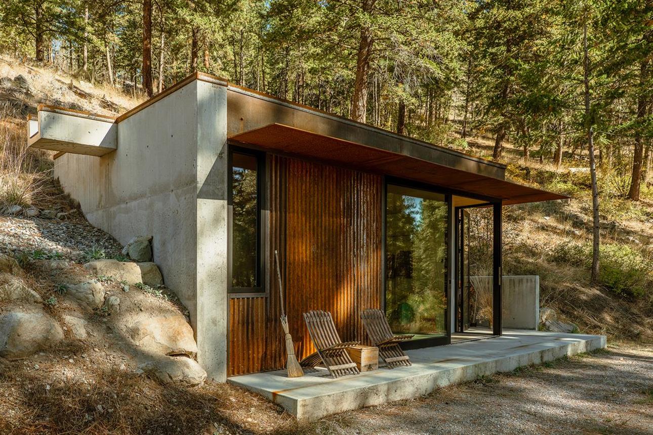 TinyLeaf Cabin: A Stunning Vacation House for an Outdoor Enthusiast