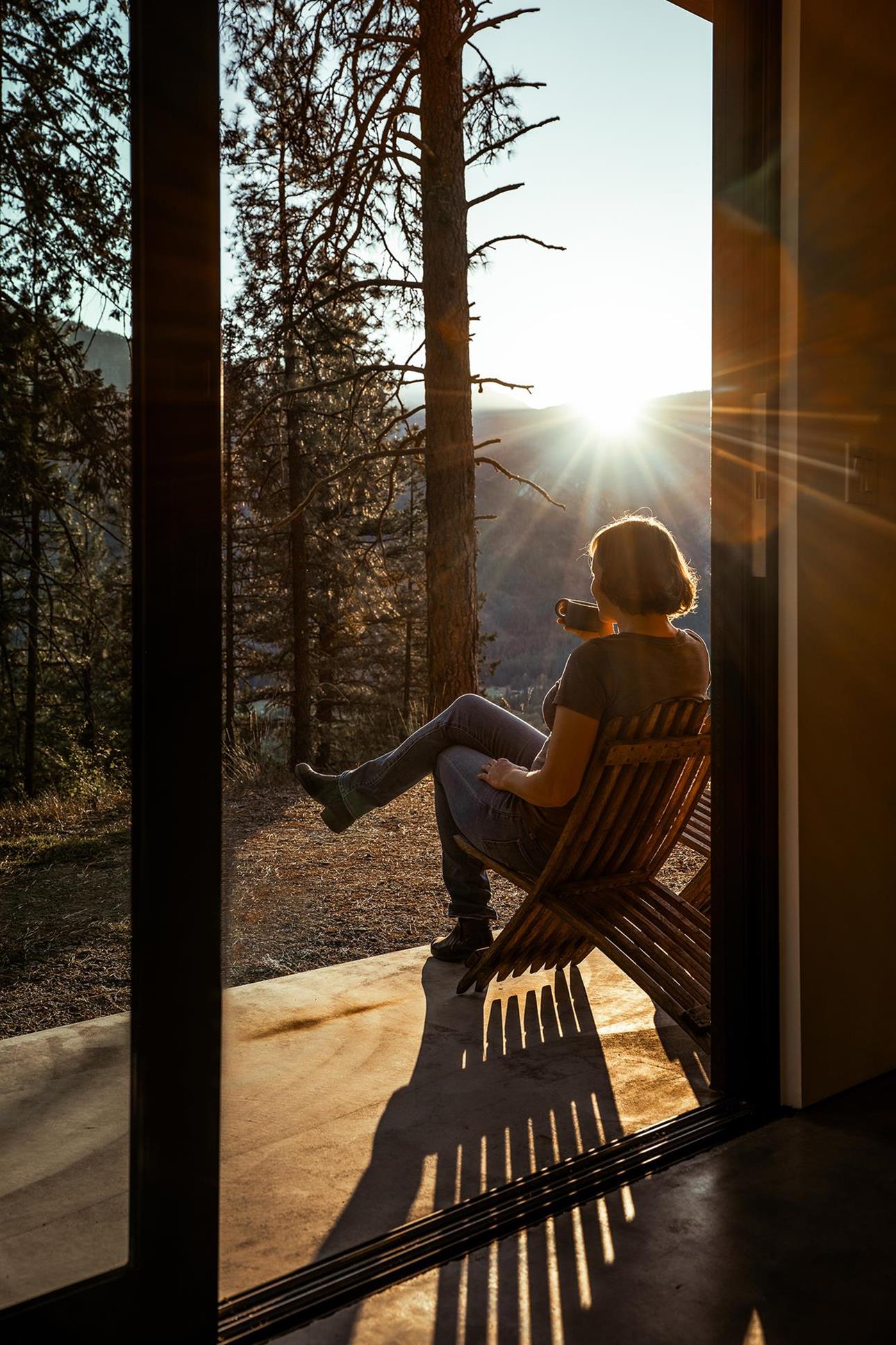 TinyLeaf Cabin: A Stunning Vacation House for an Outdoor Enthusiast