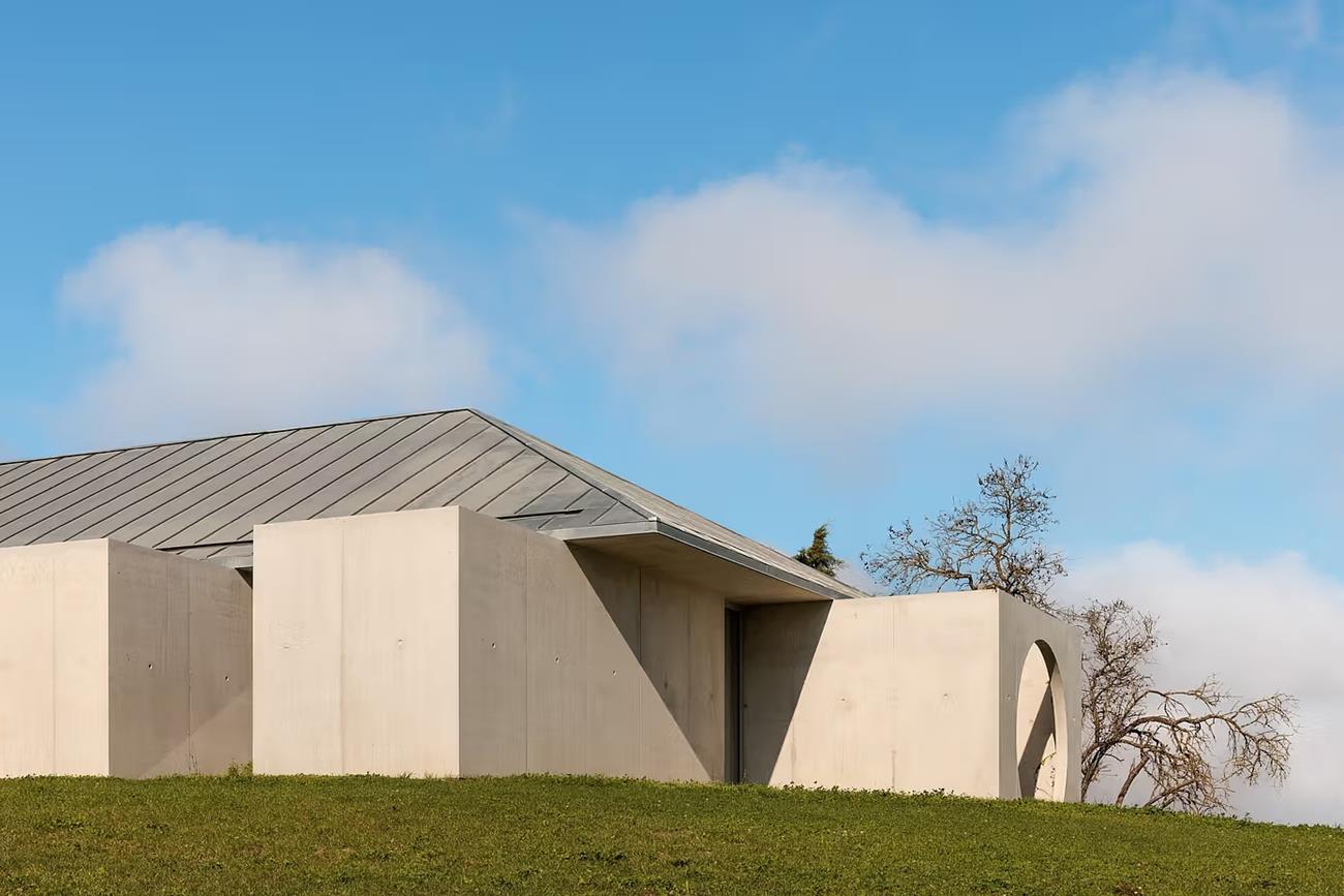 A Modern Home in Serra do Louro: Blending Tradition with Contemporary Design