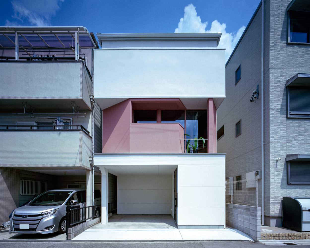 FujiwaraMuro Architects Redefine a Childhood Home in Suita with Earthy Elegance