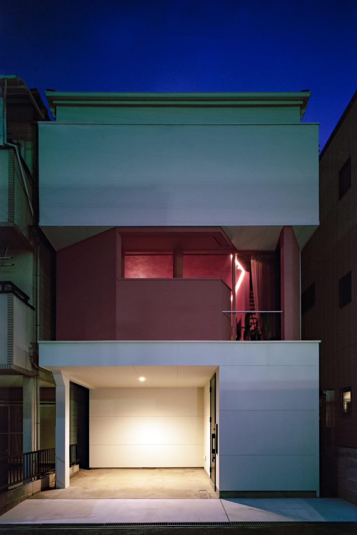 FujiwaraMuro Architects Redefine a Childhood Home in Suita with Earthy Elegance